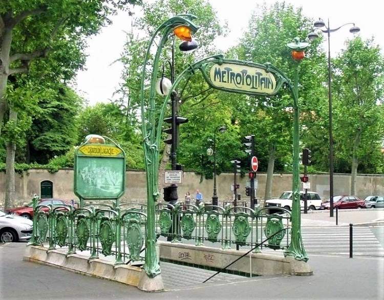 06.2 Hector Guimard - Entrée de métro à Chardon Lagache (entourage à écussons).jpg