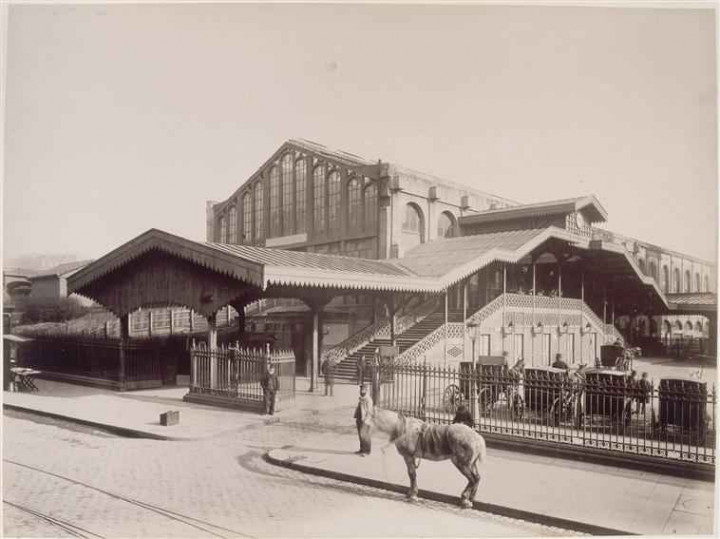 a70771c6a4f2308d-grand-gare-saint-lazare-cour-rome-escalier-bois-2-mars-1885-durandelle-louis-emile.jpg